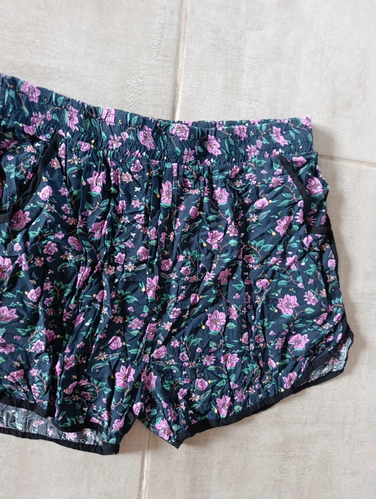Falda fluida VITA mujer T40 – 100% viscosa – Estampado floral negro, rosa y verde – Cintura elástica – photo 3